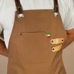 نمای نزدیک از اپرون کتان نسکافه ای