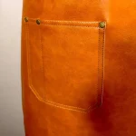 نمای نزدیک از جیب اپرون چرم عسلی