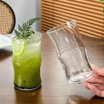 لیوان متوسط ابمیوه دید از چپ