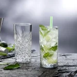 یک جفت لیوان بلند تایملس ایستاده با کوکتل دید از روبرو